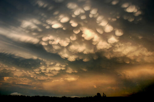Topeka mammatus clouds resized.jpg