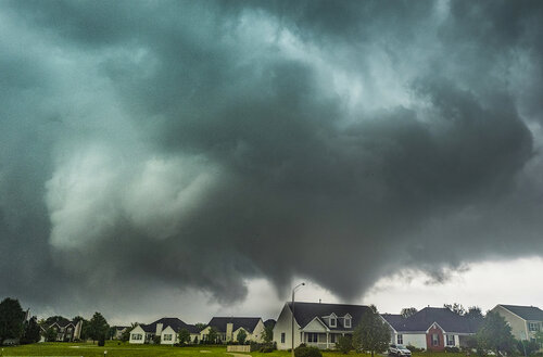 Sycamore IL twin tornadoes in town.jpg
