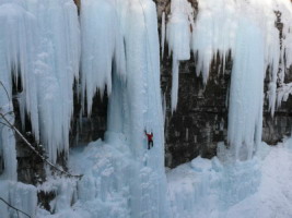 TN300_Ice_Climbing_Banff_05.JPG